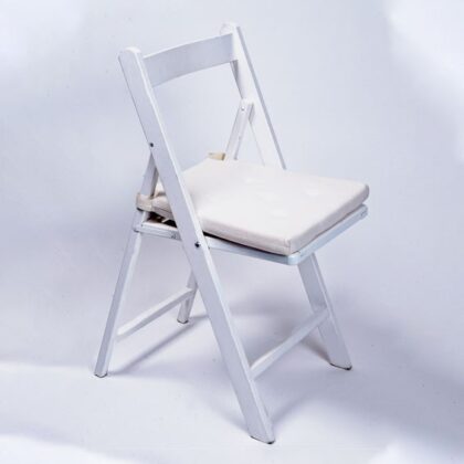 Silla de madera blanca