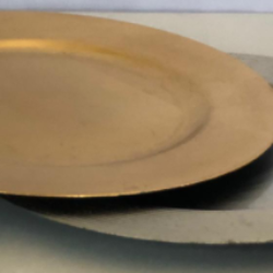 Bajo Platos Plata y Oro